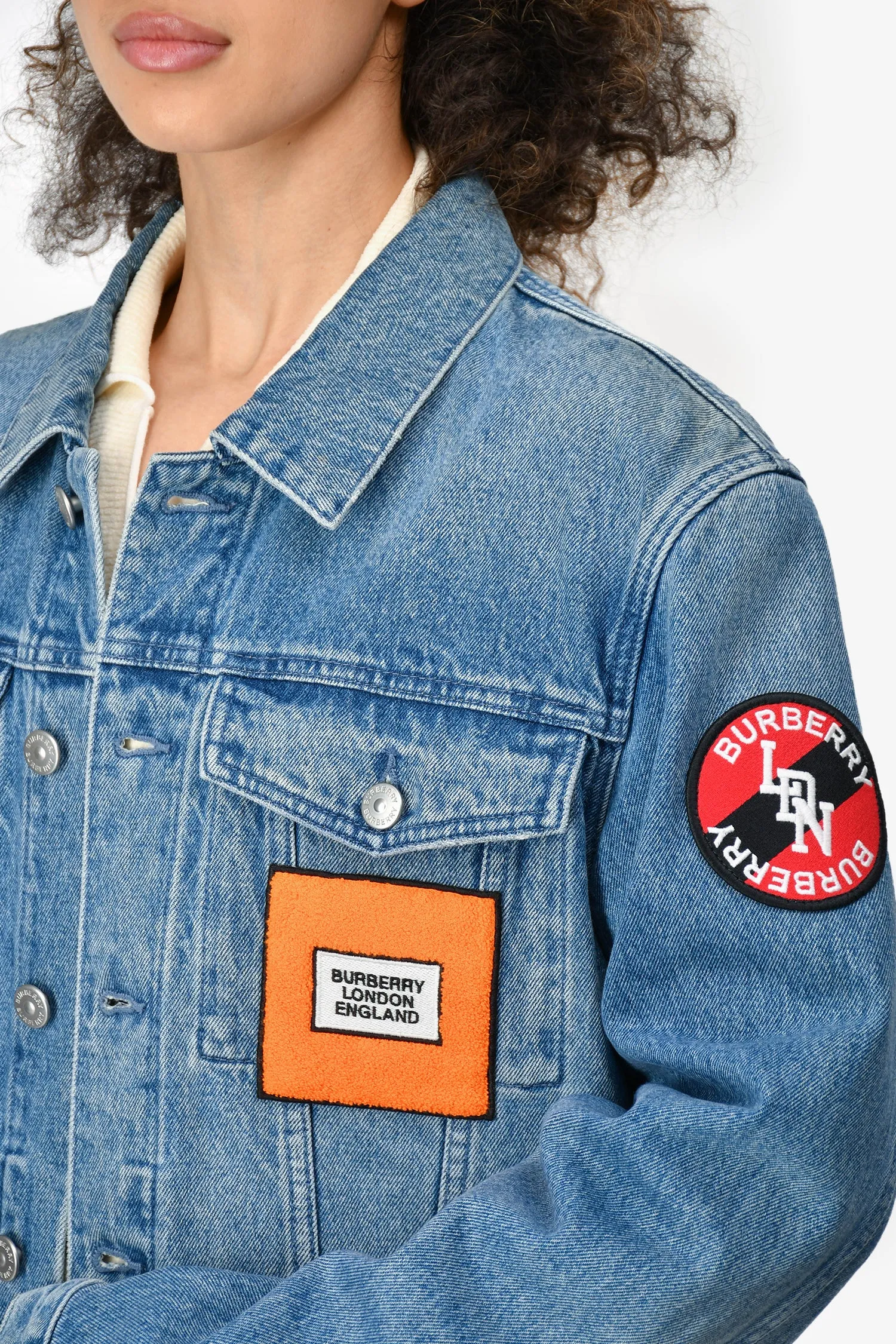 Burberry 2020 Blaue Denim-Applikation Grafik Trucker Jacke Größe 50 Herren