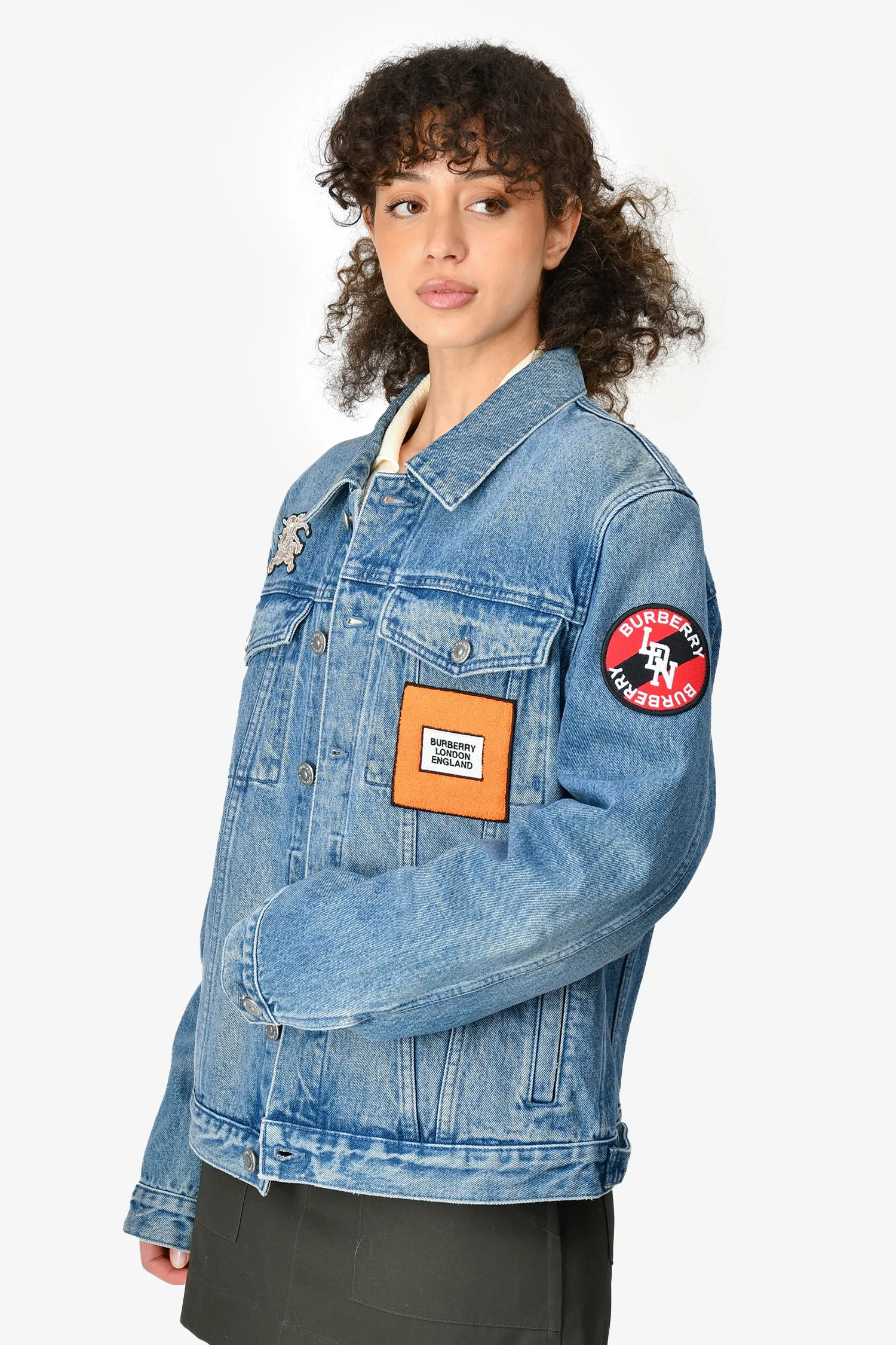 Burberry 2020 Blaue Denim-Applikation Grafik Trucker Jacke Größe 50 Herren