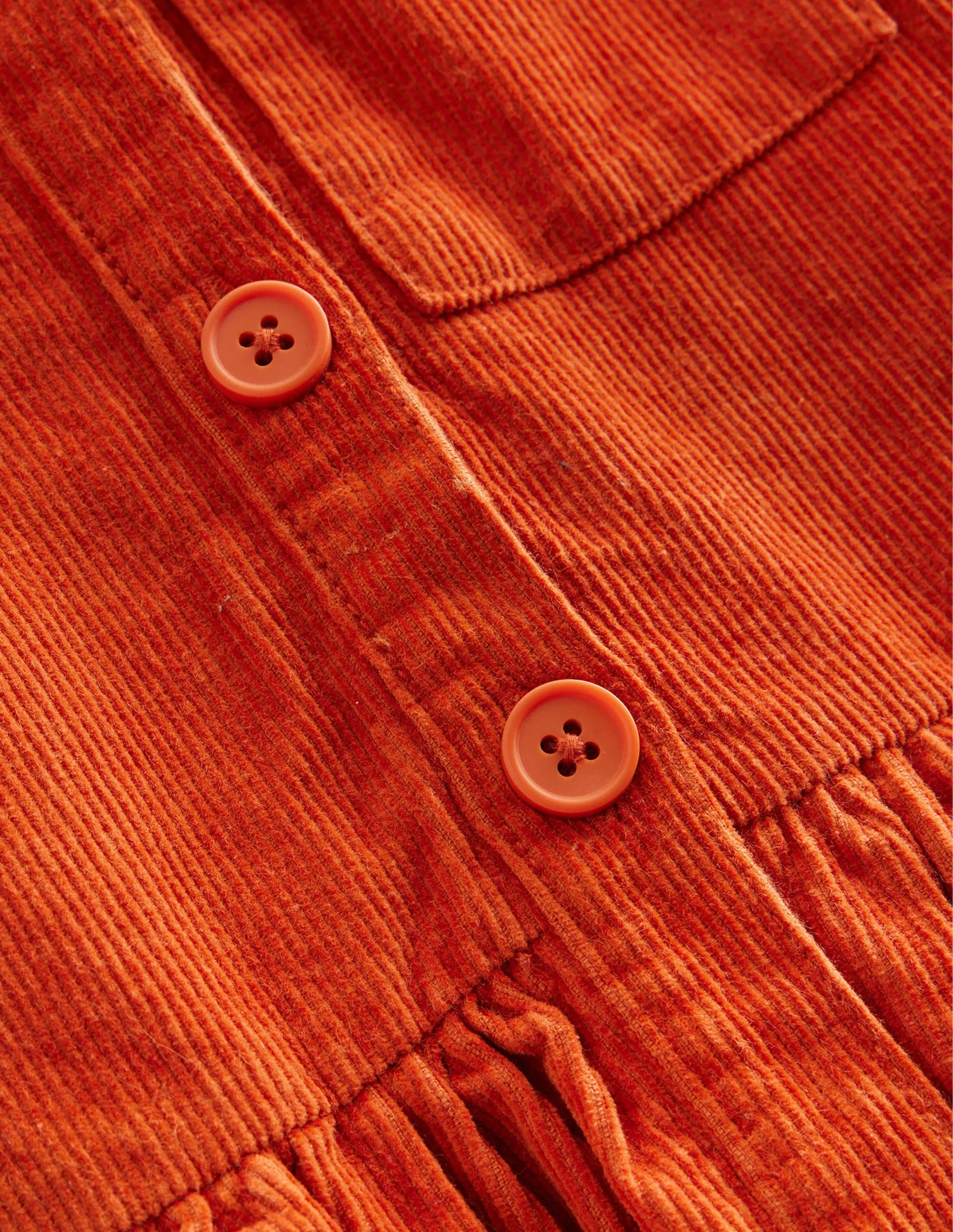 Knopf-Pinafore-Kleid - Kastanienbrauner Kord