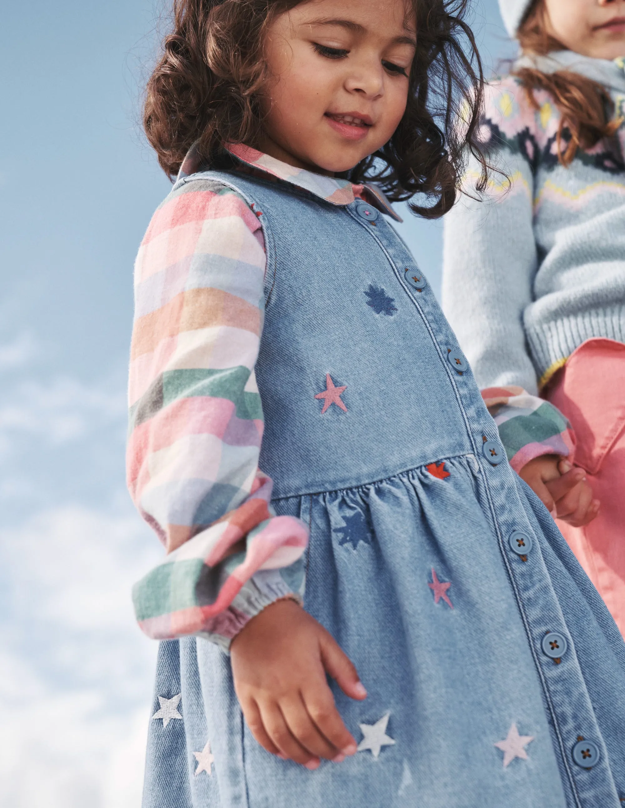 Knopf-Pinafore-Kleid – Mehrfarbige Sternstickerei