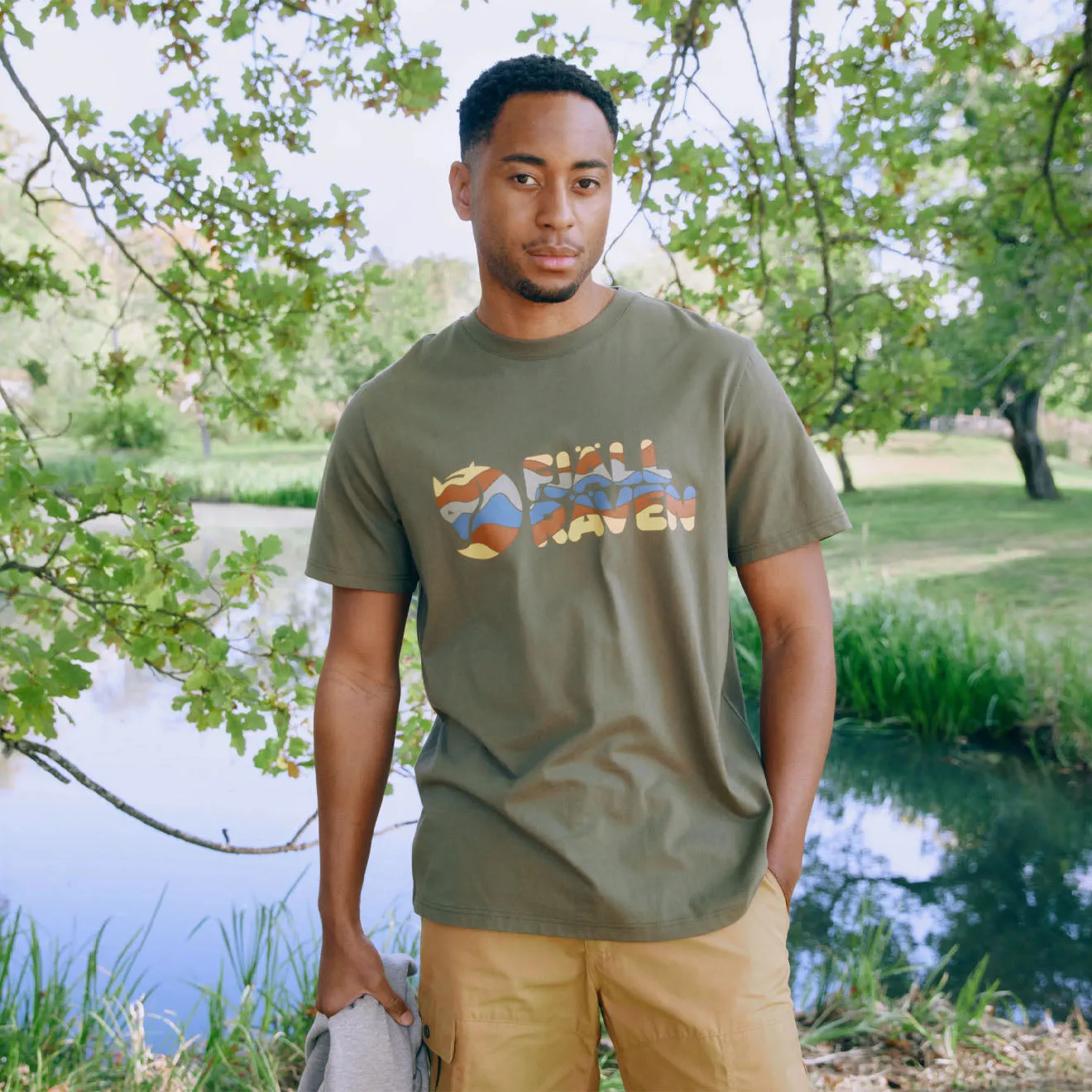 Fjällräven Herren T-Shirt mit mehrfarbigem Logo in Lorbeergrün
