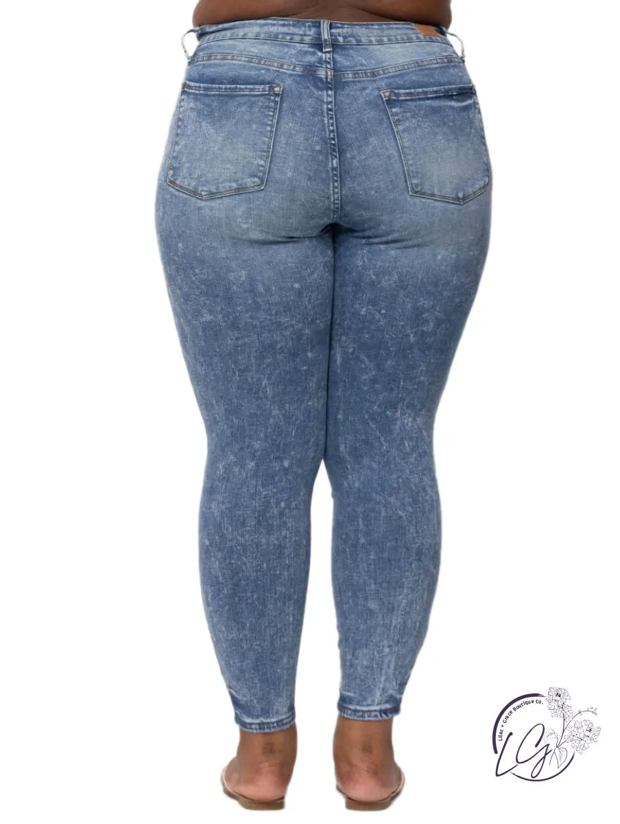 Curvy Bailey High-Waist Mineral Wash Skinny von Judy Blue