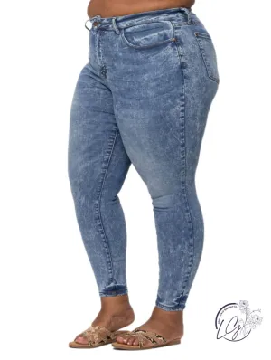 Curvy Bailey High-Waist Mineral Wash Skinny von Judy Blue
