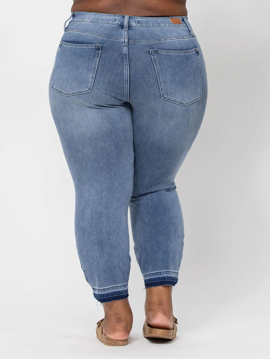 Curvy Danielle Aufgerissener Saum Boyfriend-Jeans von Judy Blue