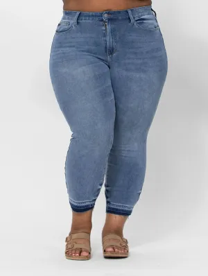 Curvy Danielle Aufgerissener Saum Boyfriend-Jeans von Judy Blue