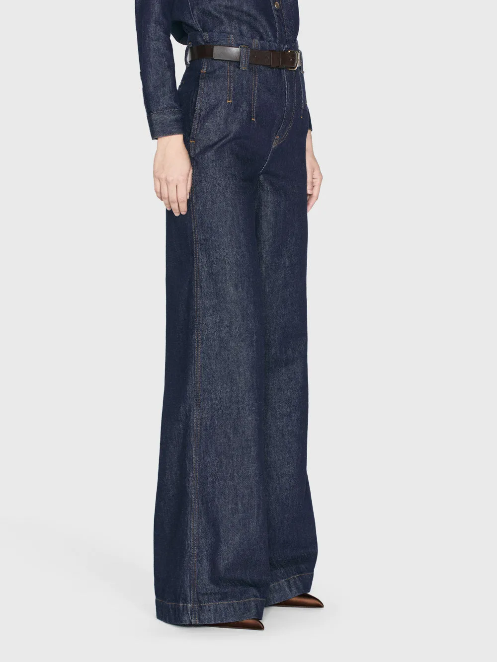 Weit geschnittene Jeans mit Pfeilnaht -- Ausspülen