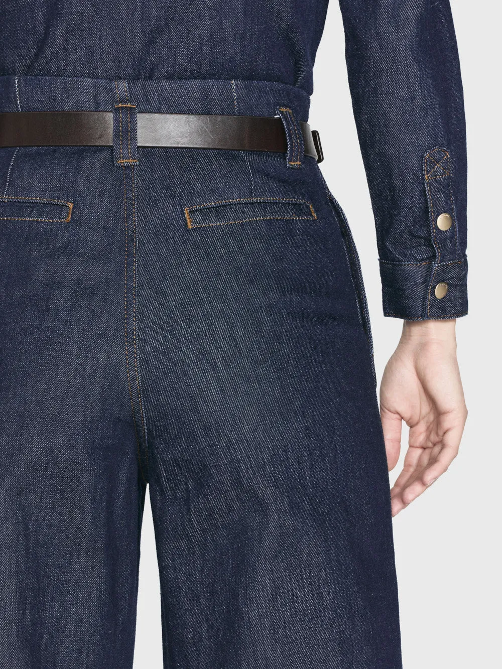 Weit geschnittene Jeans mit Pfeilnaht -- Ausspülen
