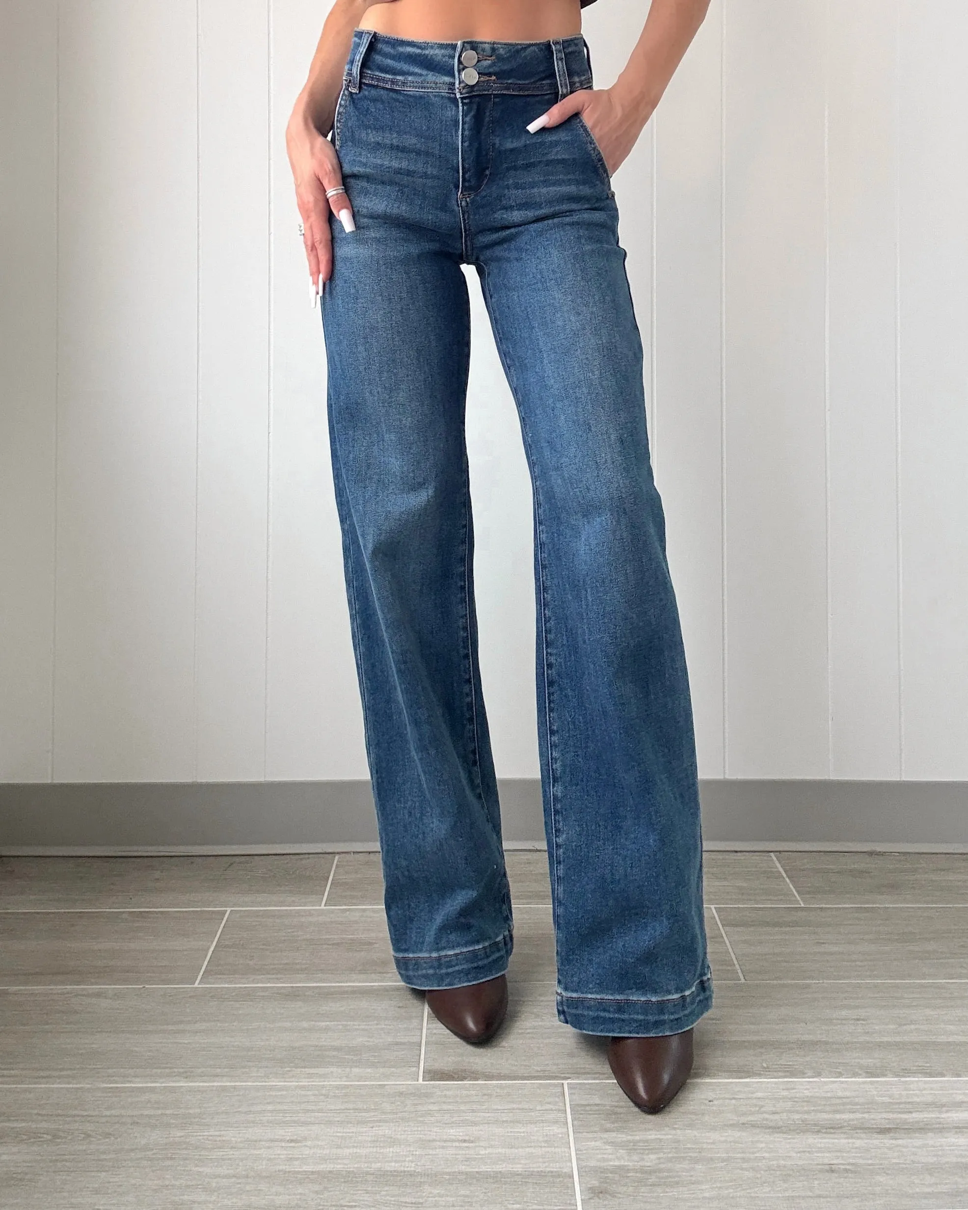 Evelyn High Rise Jeans mit Doppelknopf - Denim