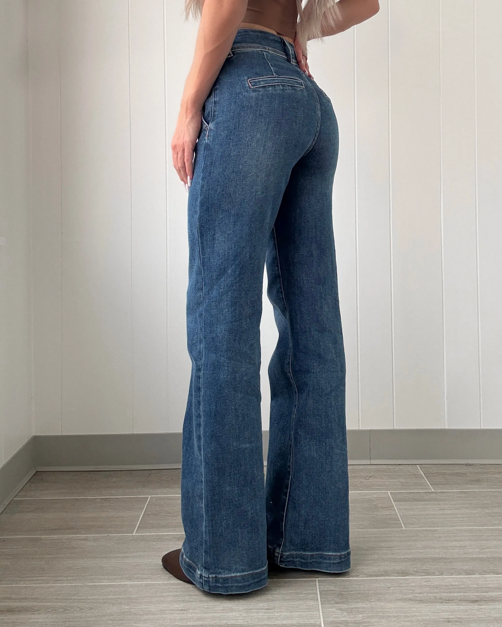 Evelyn High Rise Jeans mit Doppelknopf - Denim