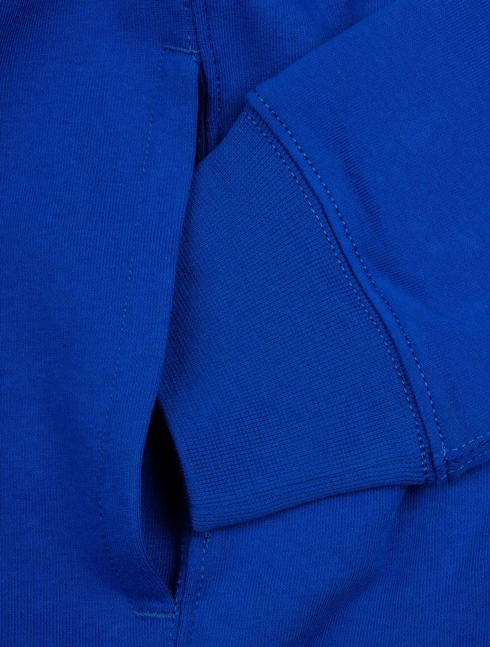 Graphik-Fleece-Pullover mit Kapuze in Blau