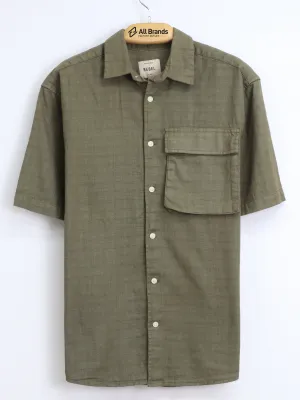 Herren Chemise mit einseitiger Tasche in olivgrün, strukturiert