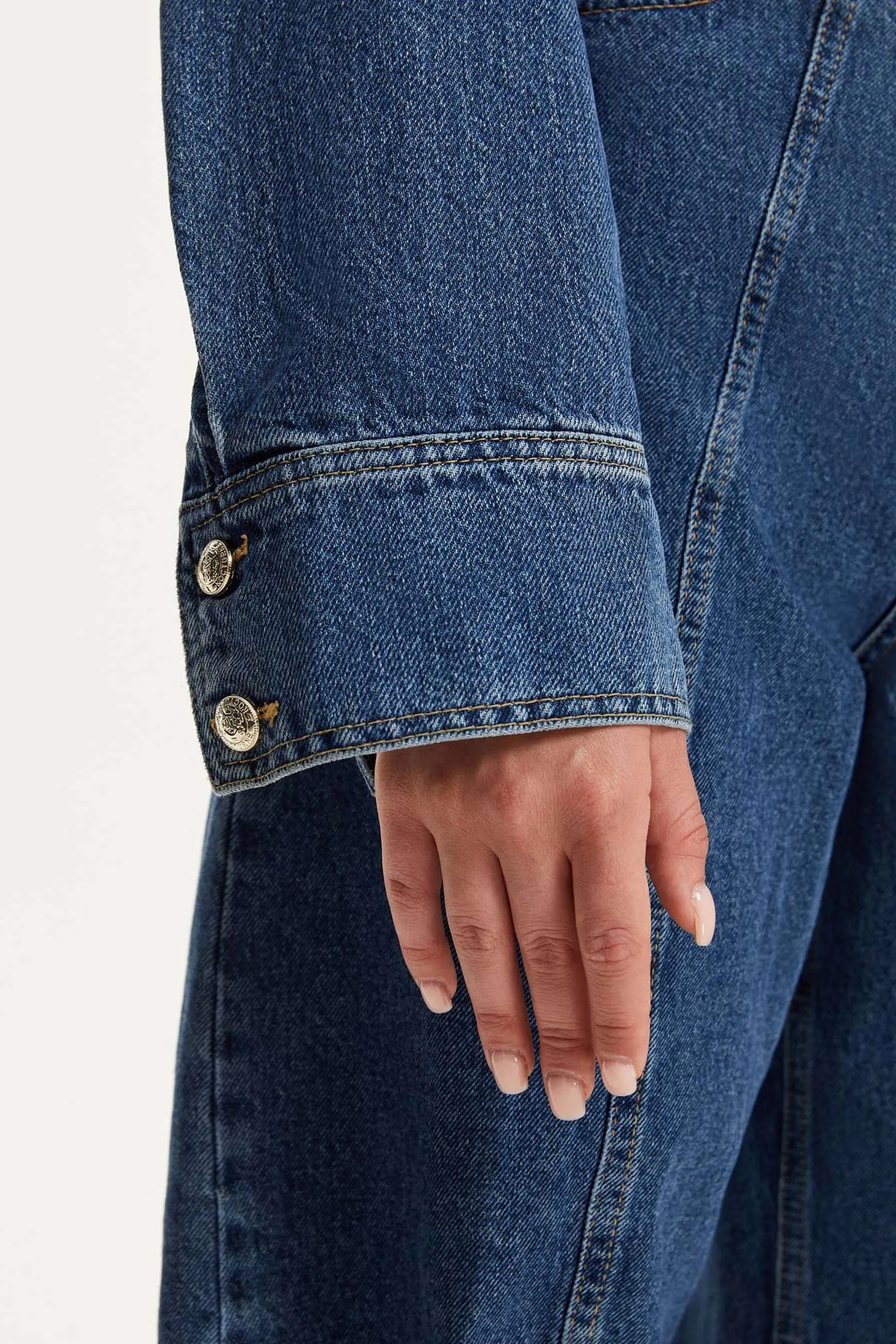 Militärische Knopf-Denimjacke im Cropped-Schnitt
