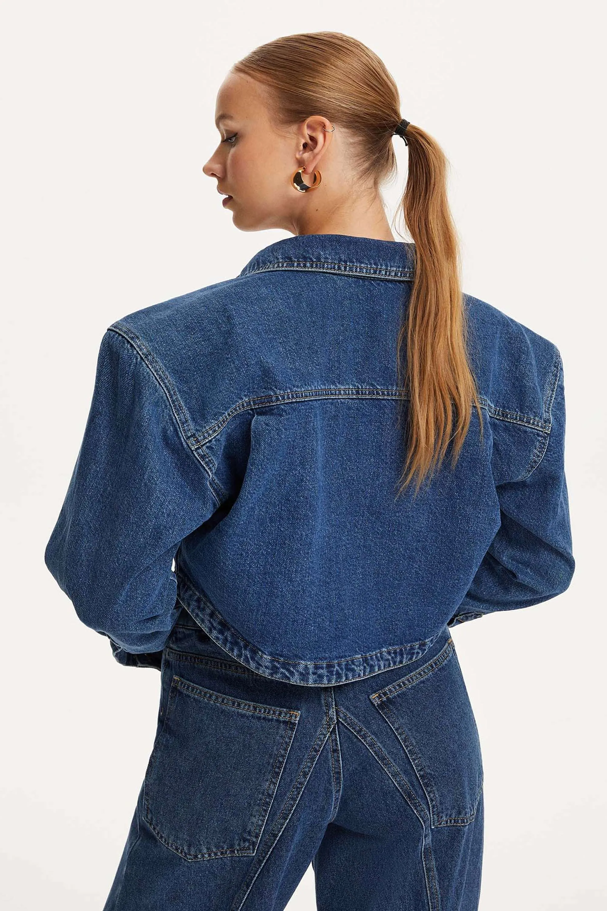 Militärische Knopf-Denimjacke im Cropped-Schnitt