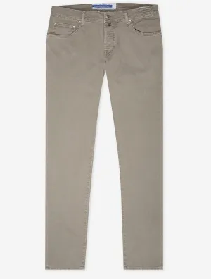 Nick 5-Taschen-Chino in Taubenfarbe