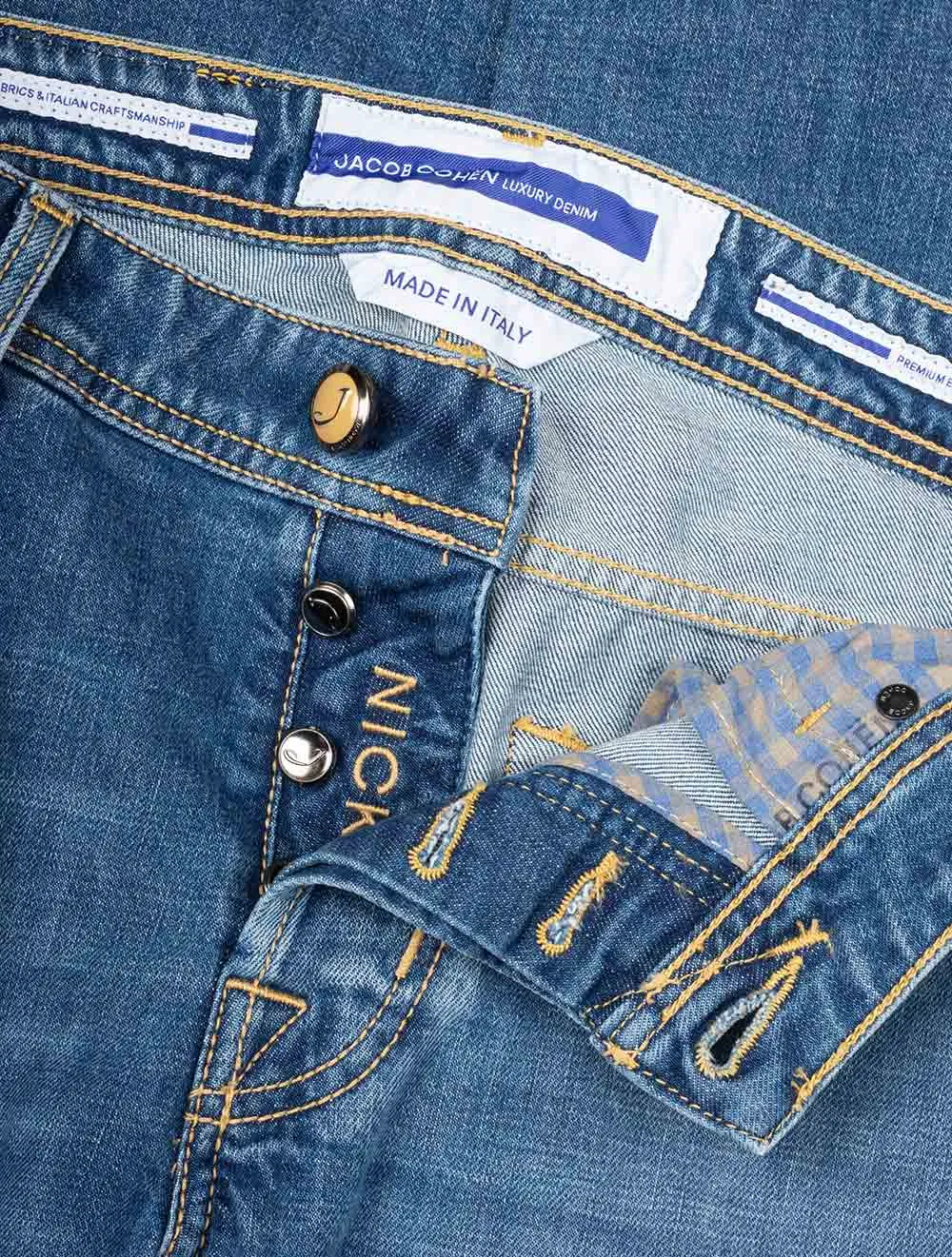 Nick Gelbes Hex-Abzeichen Jean Blau