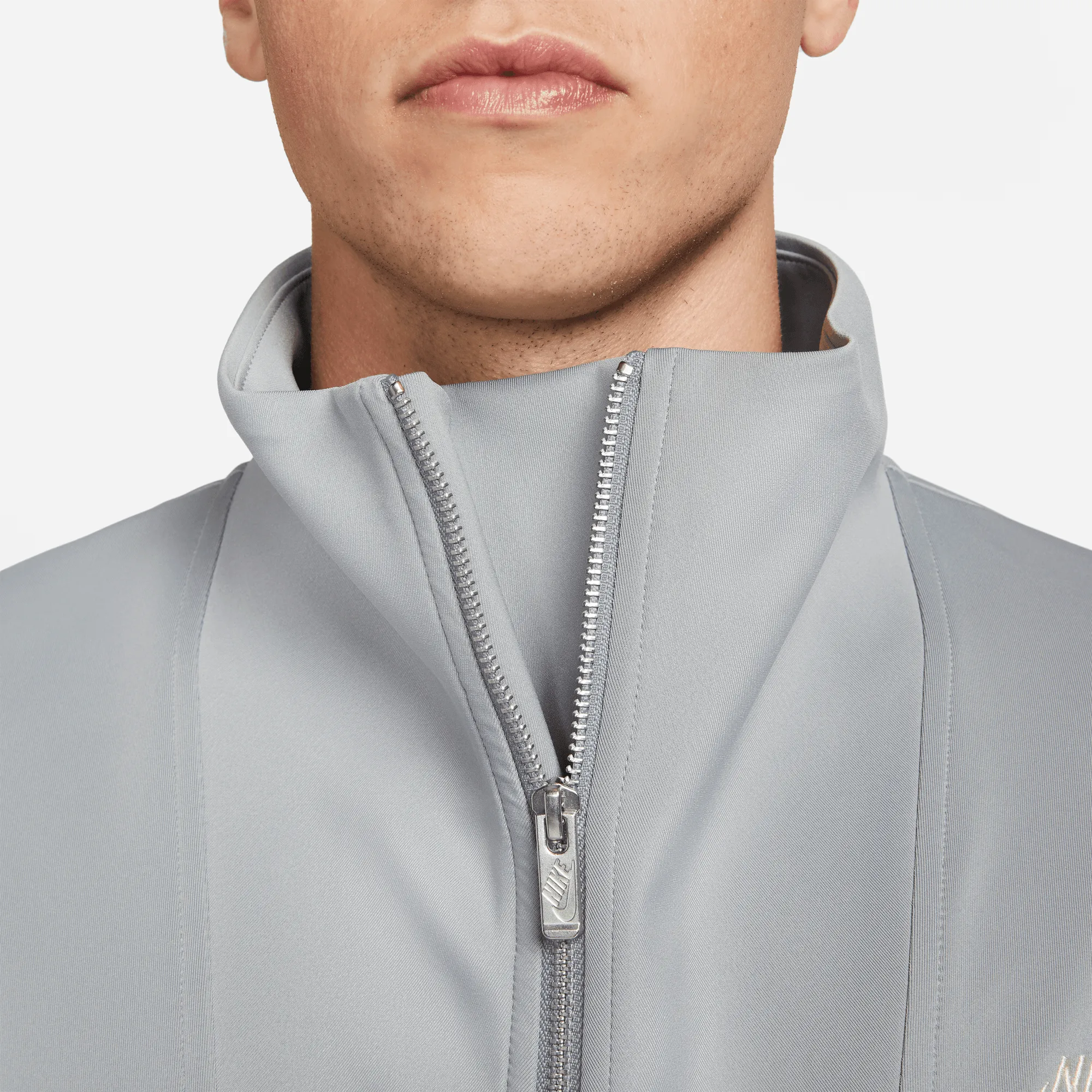 NIKE SW CIRCA (GRAU)