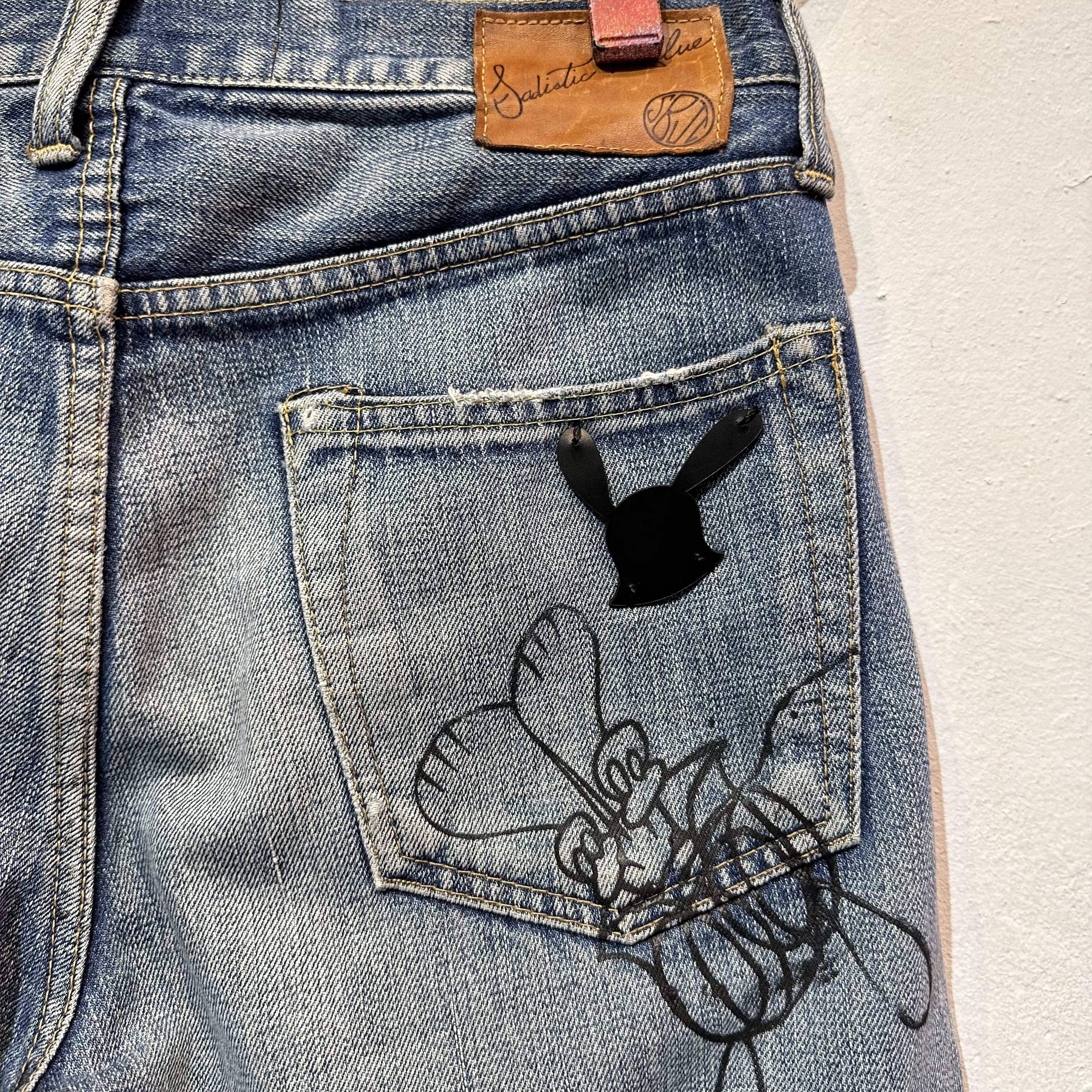 SKOLOCT BEDRUCKTE JEANS