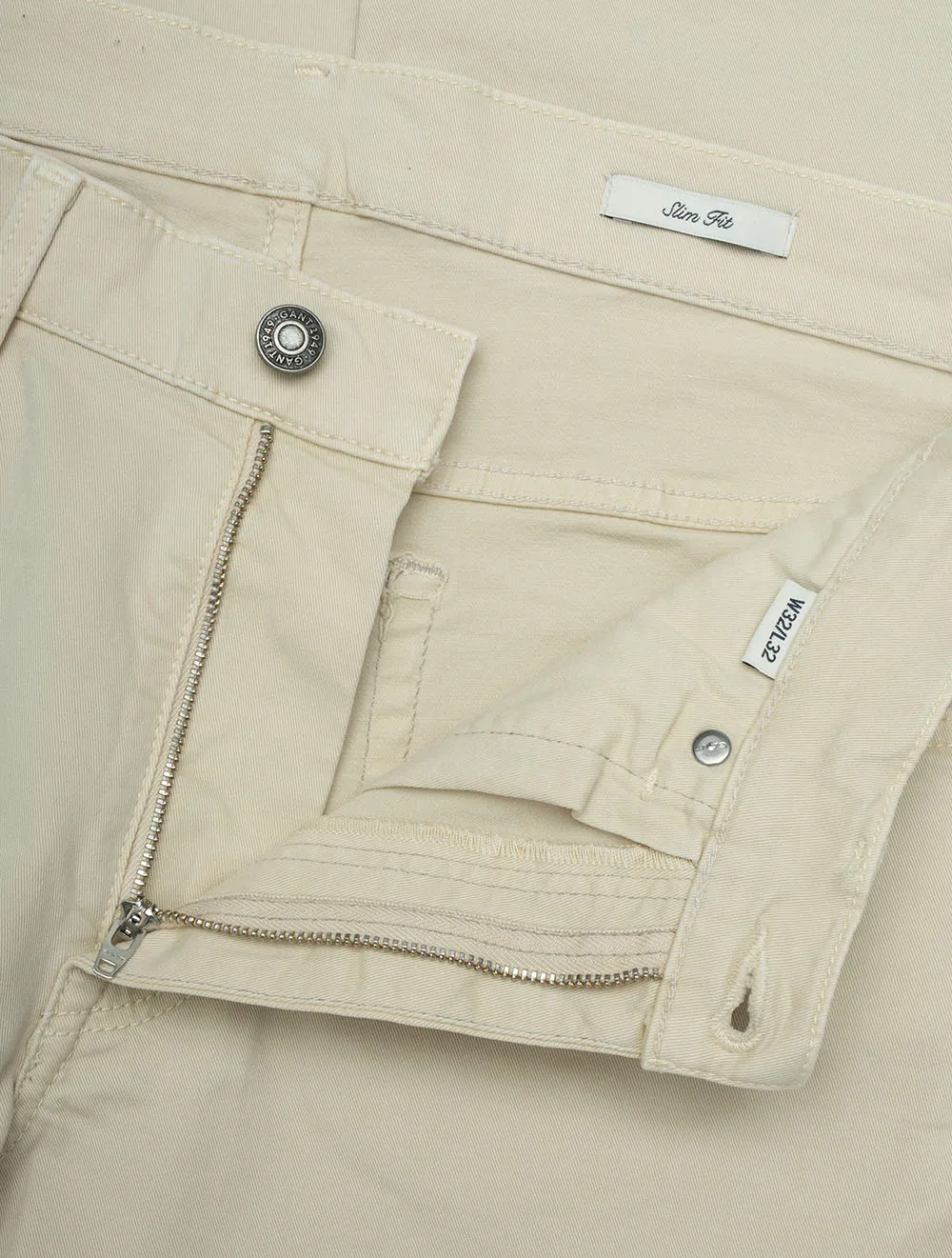 Schlanke Wüstenjeans Seidenmatt Beige