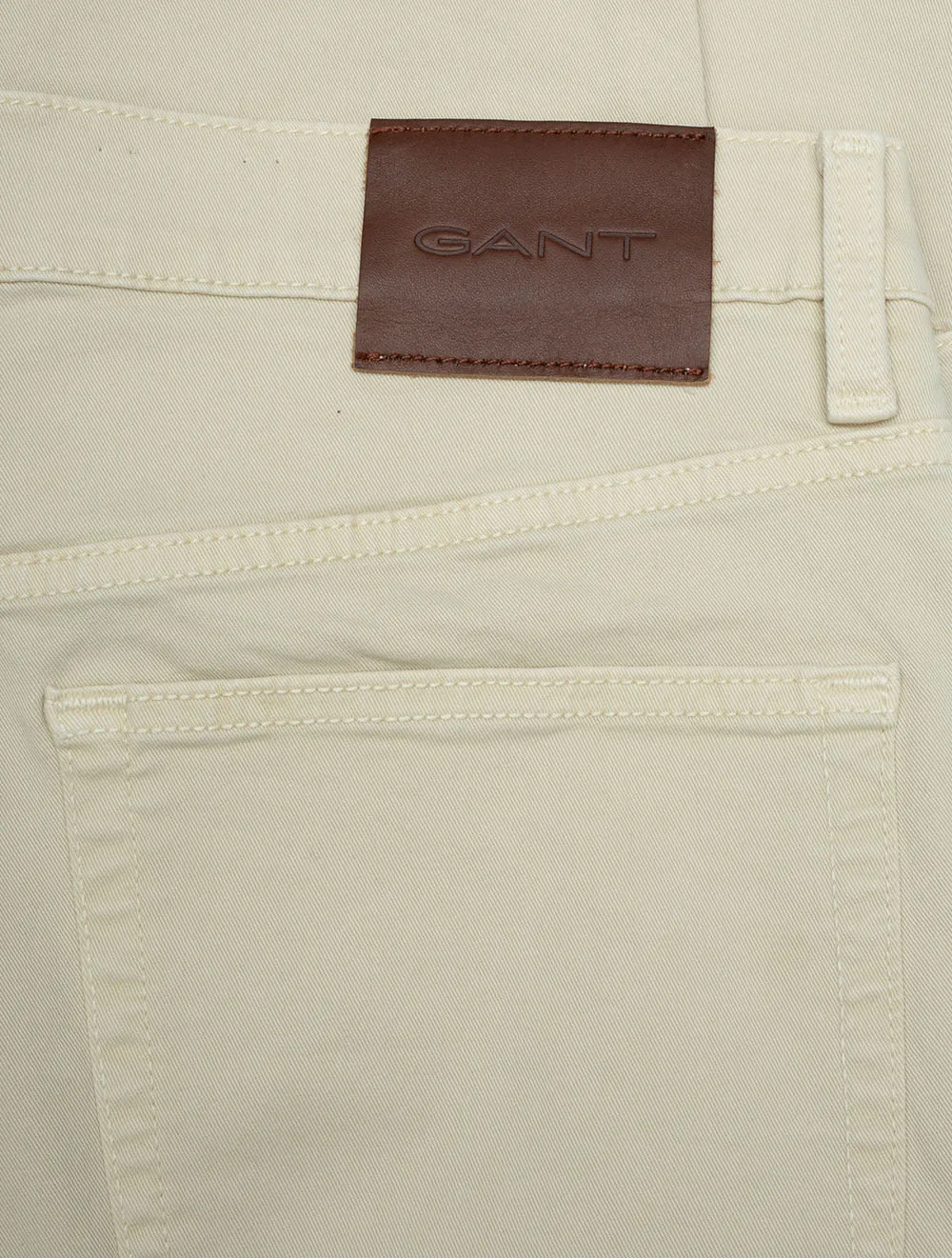 Schlanke Wüstenjeans Seidenmatt Beige