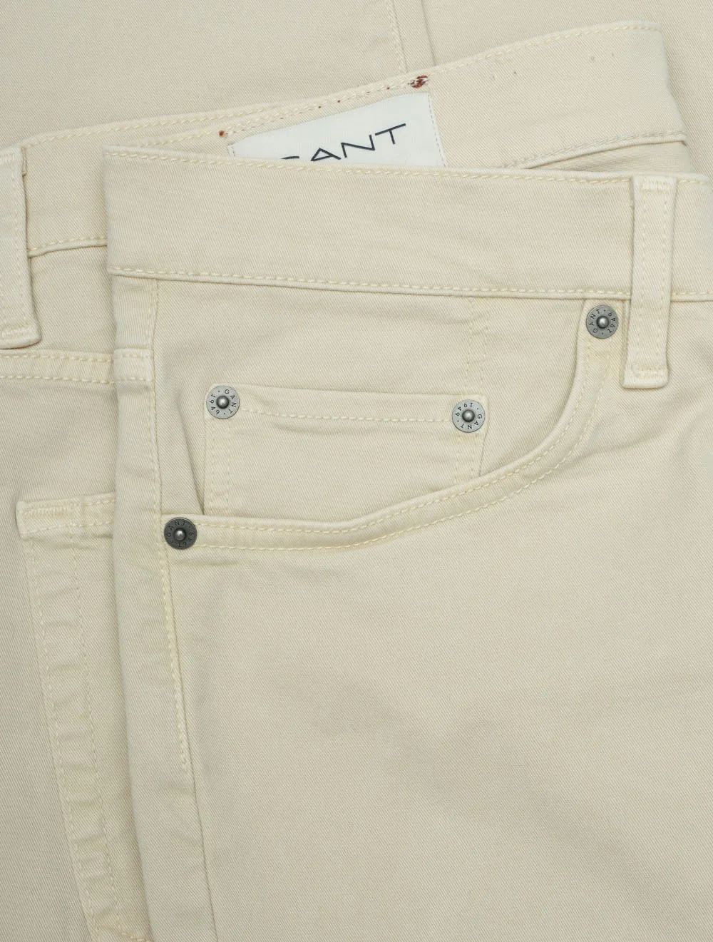 Schlanke Wüstenjeans Seidenmatt Beige