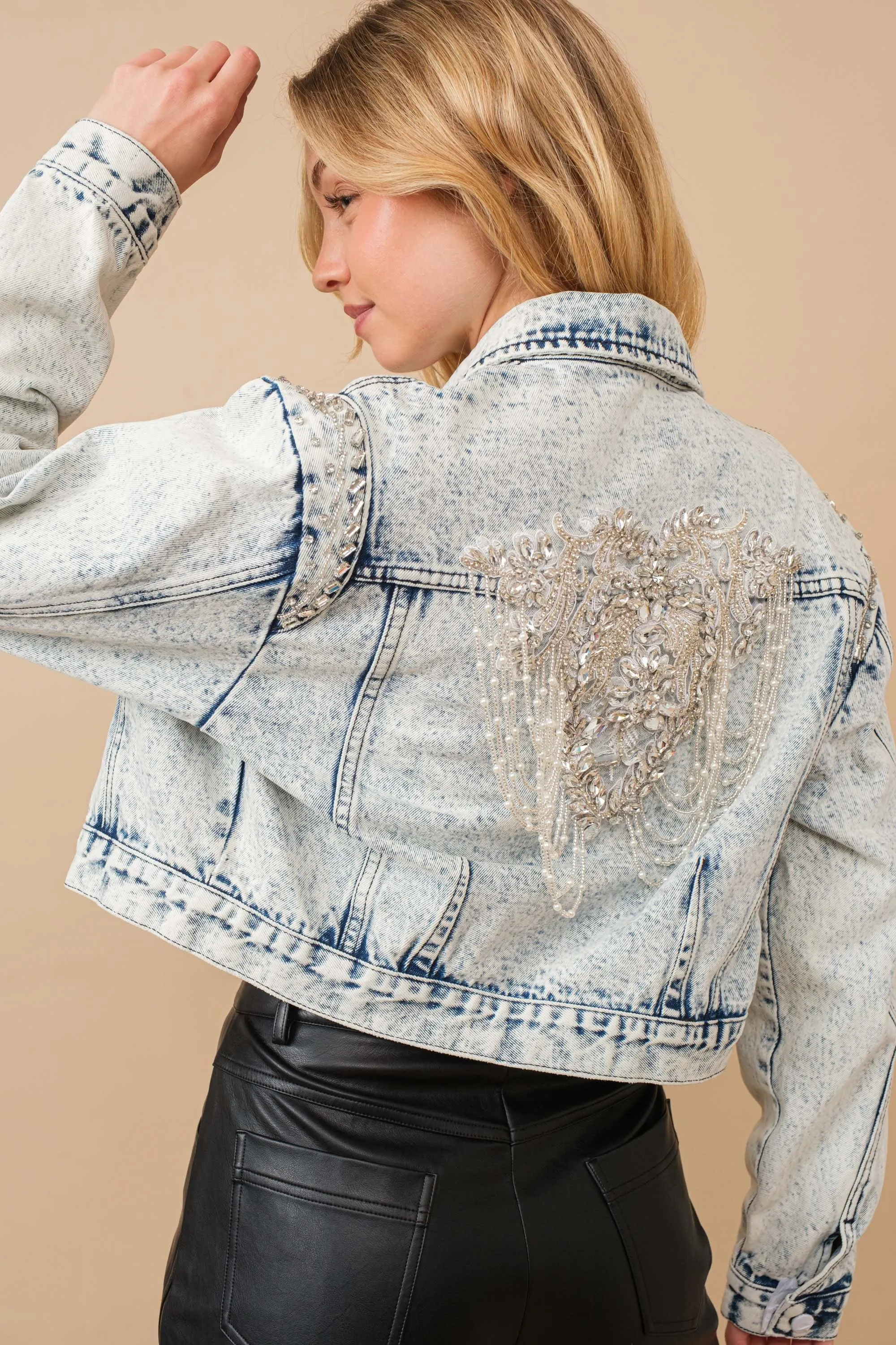 Taylor Denimjacke mit Strasssteinen verziert