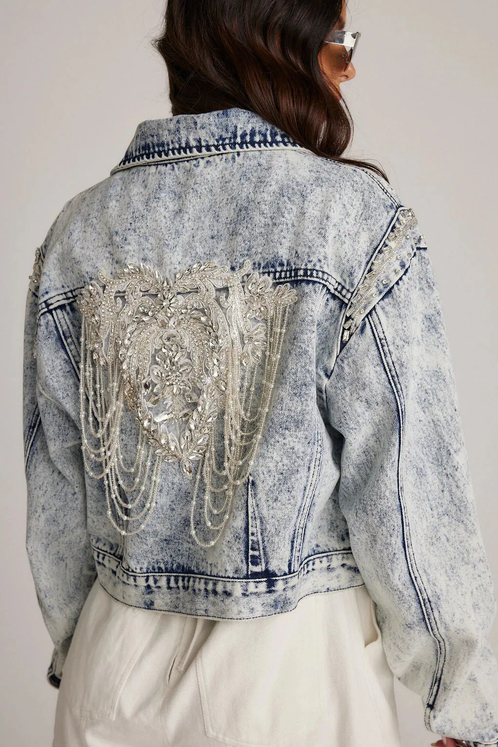 Taylor Denimjacke mit Strasssteinen verziert