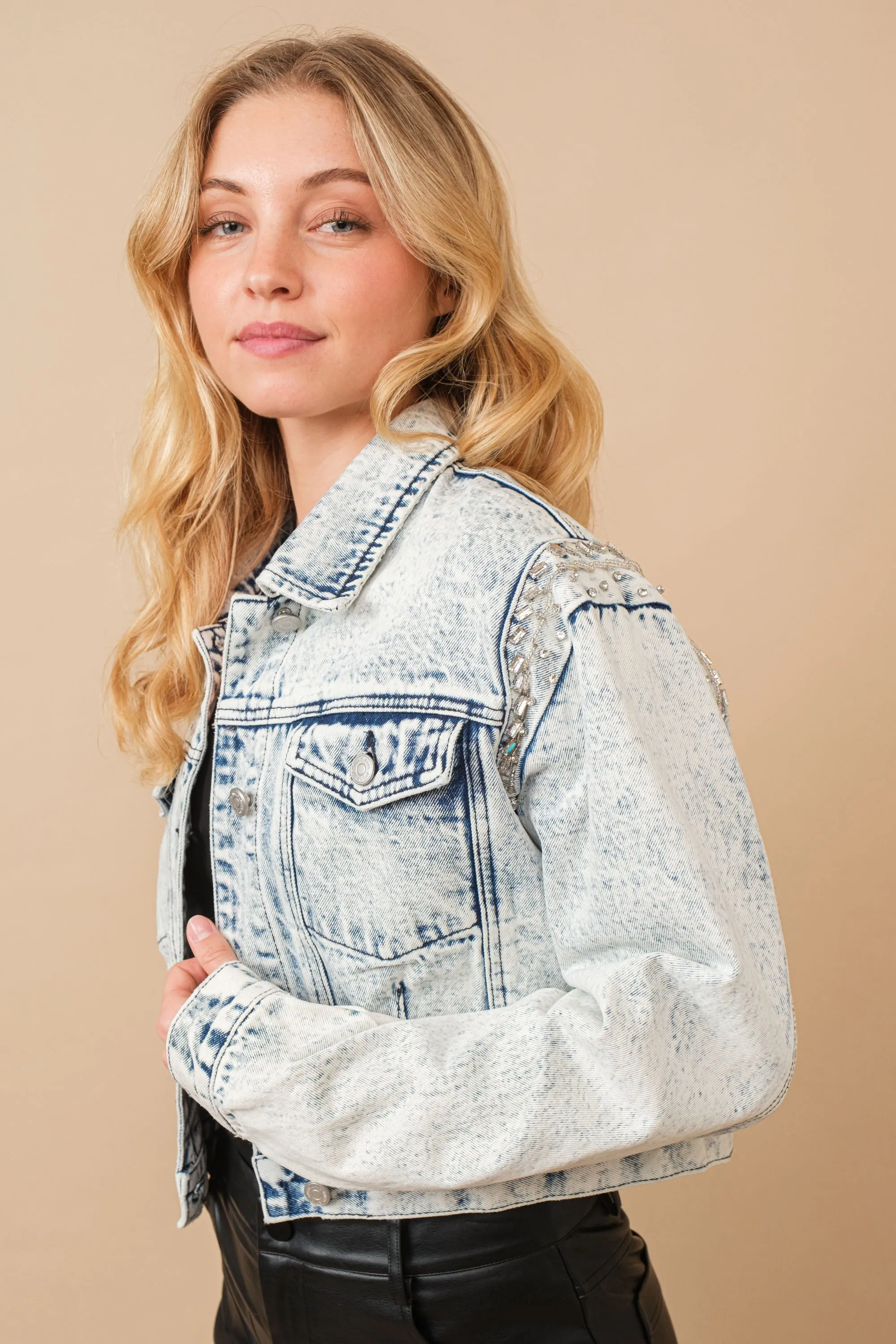 Taylor Denimjacke mit Strasssteinen verziert