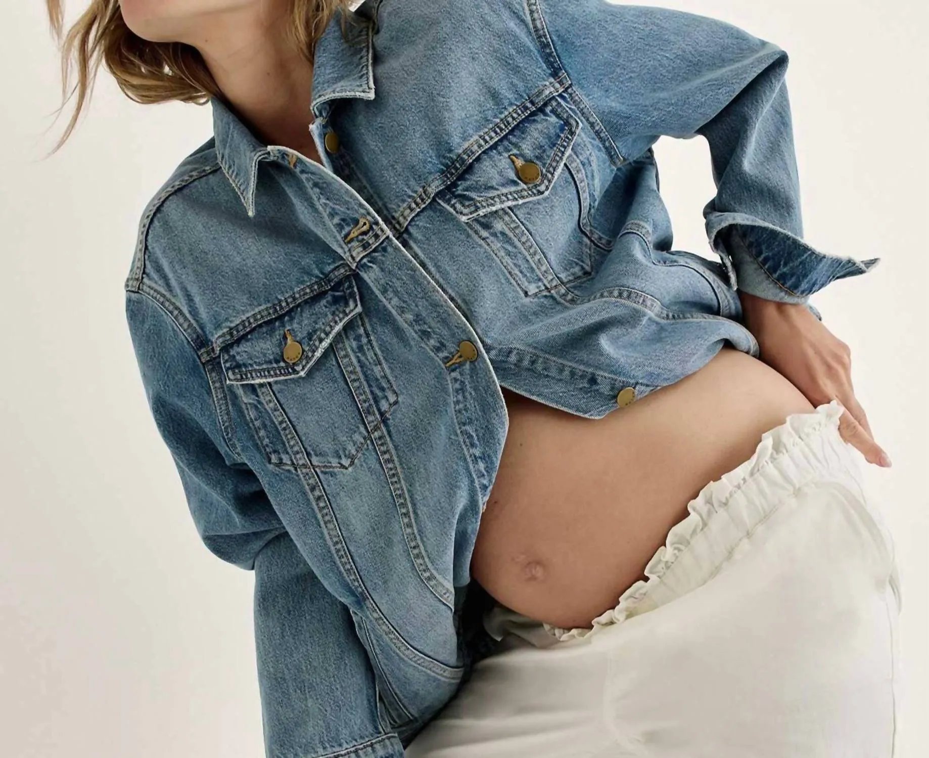 Die klassische Jeansjacke für Schwangere in Hellwaschung