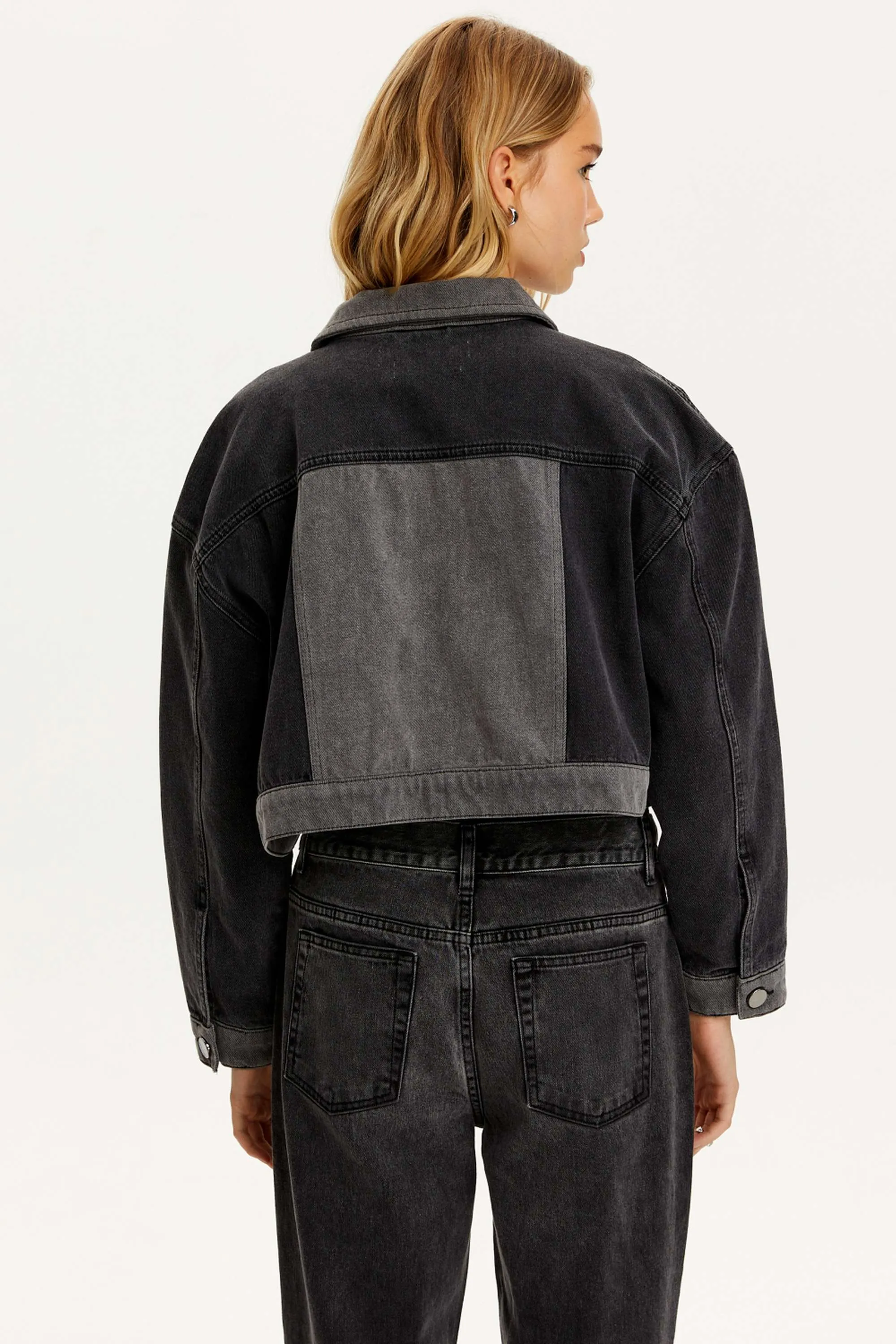 Zweifarbige Denimjacke mit Taschen